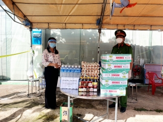 Hội LHPN thị xã Hoà Thành: Tặng quà cho lực lượng phòng, chống dịch