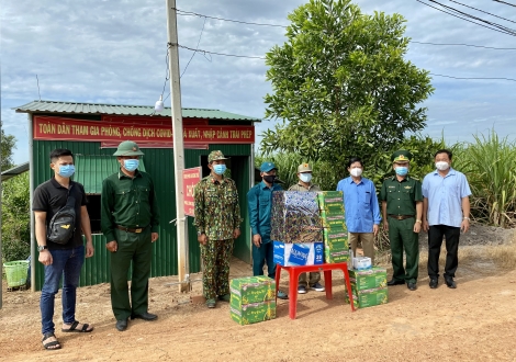 Bí thư Huyện ủy Châu Thành thăm, tặng quà các đồn biên phòng và các chốt chặn phòng chống dịch Covid-19