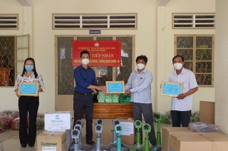 Thị xã Hoà Thành: tiếp nhận dụng cụ y tế phòng chống dịch