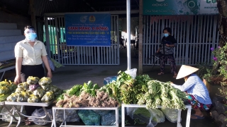 Hội LHPN xã Cẩm Giang thực hiện gian hàng 0 đồng trao tặng rau, củ, quả cho người dân có hoàn cảnh khó khăn