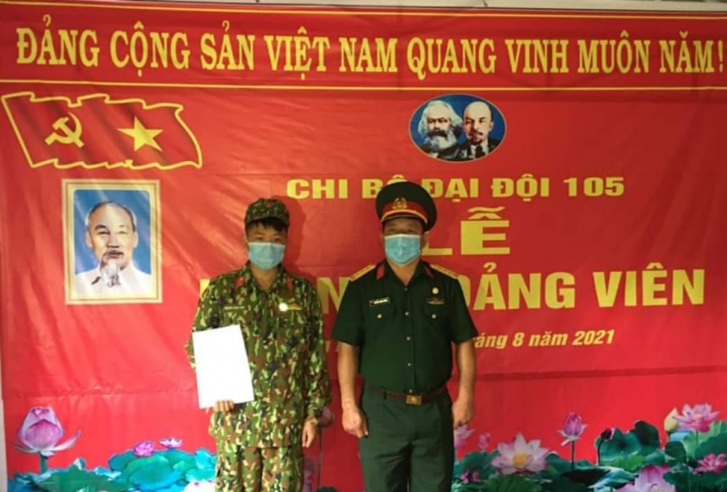 Kết nạp đảng viên trên tuyến đầu chống dịch