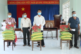 Hội Người cao tuổi xã Thanh Phước tặng quà người cao tuổi và các chốt trực phòng, chống Covid- 19