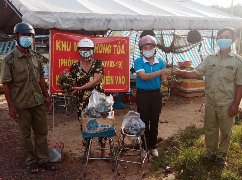 Hội LHPN xã Phước Minh: Tặng quà cho gia đình khó khăn