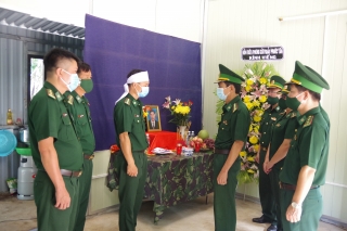 Đồn Biên phòng Cửa khẩu Phước Tân: Một chiến sĩ chịu tang bố trên chốt chống dịch