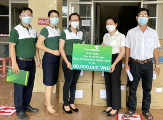 Vietcombank Tây Ninh: Trao tặng vật tư y tế cho  Sở Y tế và UBND TP.Tây Ninh