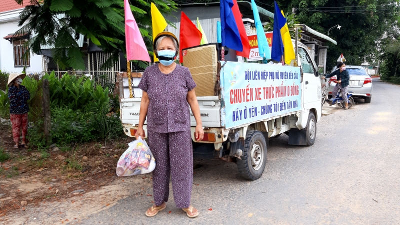 Bến Cầu: Trao tặng quà cho hộ nghèo, hội viên phụ nữ có hoàn cảnh khó khăn do dịch Covid-19