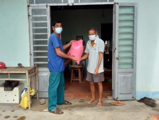 Xã Thạnh Tân: Vừa phòng chống dịch, vừa chăm lo đời sống cho người dân