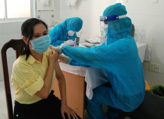 Bến Cầu tổ chức tiêm vaccine ngừa Covid-19 mũi 1 cho trên 190 cán bộ, công chức, viên chức trên địa bàn huyện