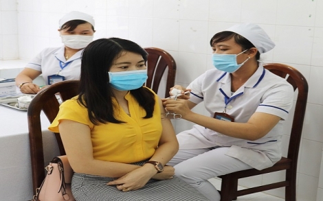 Khẩn trương tiêm ngừa vaccine Covid-19 cho người dân