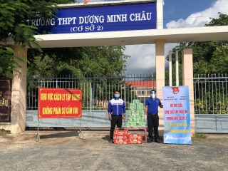 Huyện đoàn Dương Minh Châu: Tặng quà cho thiếu nhi ở khu cách ly