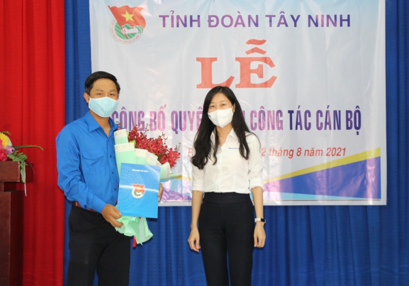 Trao quyết định công nhận Bí thư và Phó Bí thư Huyện đoàn Bến Cầu