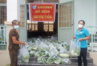 Hội LHPN xã Truông Mít: Trao quà cho công nhân và hộ có hoàn cảnh khó khăn