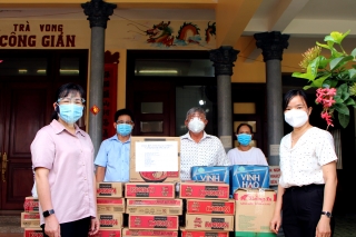 Công đoàn cơ sở Ban Tuyên giáo Tỉnh ủy đến trao quà hỗ trợ các điểm cách ly tập trung trên địa bàn xã Thạnh Tân