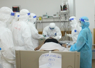 Hơn 900 nhân viên y tế ở TP.HCM đã bị phơi nhiễm COVID-19