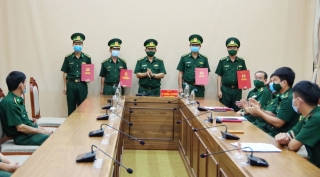 Bộ Chỉ huy BĐBP Tây Ninh: Trao Quyết định nâng lương của Bộ Quốc phòng cho sĩ quan