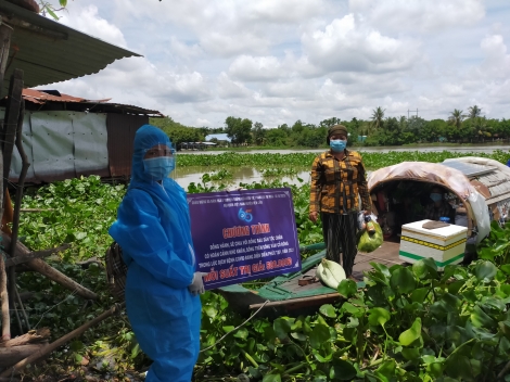 Uỷ ban Hội Liên hiệp Thanh niên huyện Bến Cầu: Tặng quà cho hộ đồng bào dân tộc Chăm sống ven sông Vàm Cỏ Đông