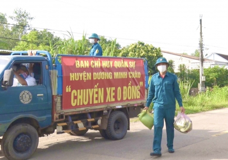 Tặng nhu yếu phẩm cho các hộ phong toả, hộ khó khăn trong đại dịch