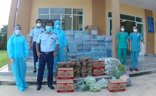 Cục QLTT Tây Ninh: Tặng nhu yếu phẩm cho 2 bệnh viện dã chiến