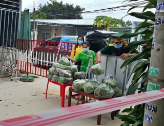 Thị xã Hoà Thành: Tặng quà cho người dân bị ảnh hưởng dịch Covid-19
