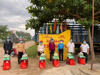 Công đoàn khu kinh tế tỉnh thăm, tặng quà cho đoàn viên, công nhân, người lao động trên địa bàn thị xã Trảng Bàng
