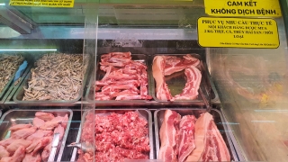 Heo hơi giảm giá, người tiêu dùng vẫn phải mua thịt với giá cao