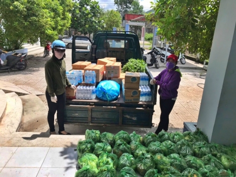 Phường Hiệp Tân: Hỗ trợ nhu yếu phẩm cho người dân chờ kết quả xét nghiệm tổng sàng lọc SARS-CoV-2