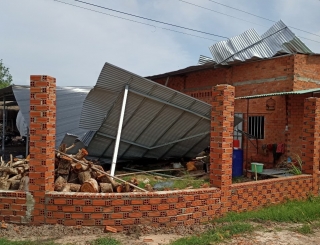 Mưa lớn kèm theo gió lốc làm tốc mái 24 căn nhà tại Thành phố Tây Ninh, thị xã Hòa Thành và Châu Thành