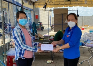 Xã đoàn Phước Bình (thị xã Trảng Bàng): Thăm, tặng quà các chốt phòng chống dịch