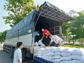 Dương Minh Châu: tiếp nhận hàng chục tấn gạo và vật tư y tế