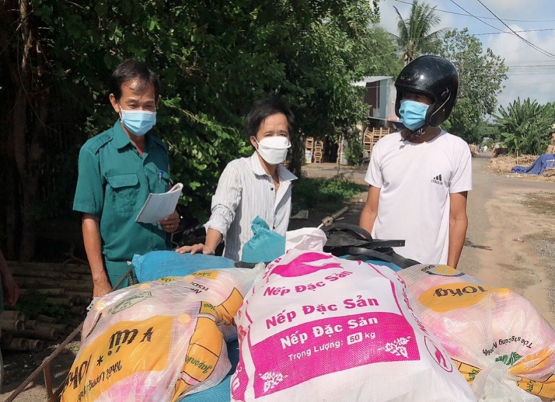 Một người dân tặng hơn 100 phần quà cho người dân trong khu phố