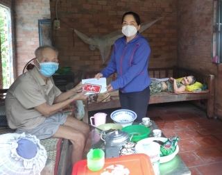 Hội LHPN xã Lộc Ninh hỗ trợ đột xuất cho một gia đình gặp khó khăn