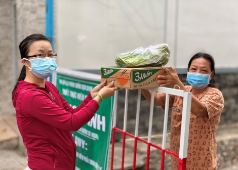 Hội LHPN tỉnh: Tặng rau củ quả, thực phẩm cho khu vực phong tỏa