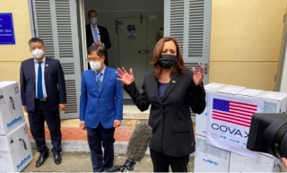 Phó Tổng thống Mỹ Kamala Harris chứng kiến lễ trao vắc-xin cho Hà Nội