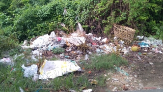 Cần giải quyết đống rác tự phát gần chợ TP.Tây Ninh