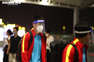 Tuyển Việt Nam đeo mặt nạ ra sân bay, Ả Rập Xê Út cử chuyên cơ sang đón