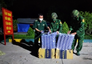 Đồn biên phòng Cửa khẩu Phước Tân bắt 900 gói thuốc lá lậu