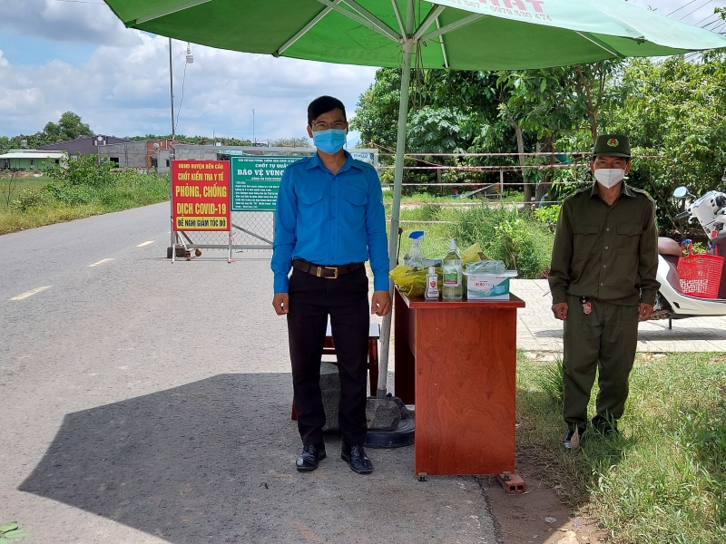 Xã đoàn Long Chữ: Tặng quà cho lực lượng phòng, chống dịch và người dân khó khăn