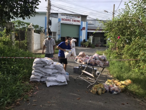 Phường Hiệp Tân: Tặng 300 phần quà cho người dân khu vực phong toả