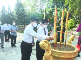 Lãnh đạo thị xã Hoà Thành viếng Nghĩa trang liệt sĩ