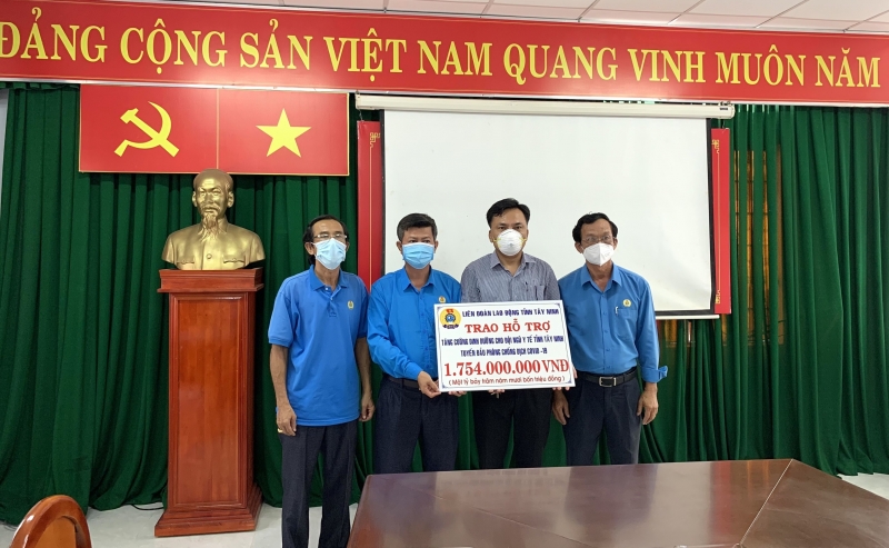 Trao tiền hỗ trợ cho nhân viên y tế tuyến đầu chống dịch