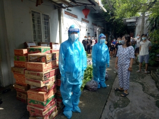 Tặng quà cho đoàn viên, người lao động các khu nhà trọ thị xã Trảng Bàng