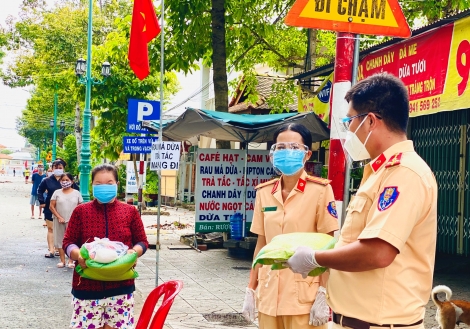 Tặng quà cho người dân khu vực phong toả