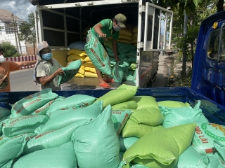 Chi đoàn Báo Tây Ninh hỗ trợ 1 tấn gạo cho xã Phước Minh