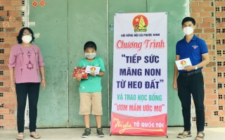 Hội đồng Đội xã Phước Ninh: Trao quà cho học sinh khó khăn