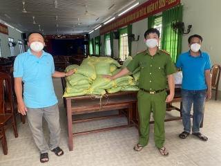 Chi đoàn Báo Tây Ninh hỗ trợ gạo cho xã Cầu Khởi