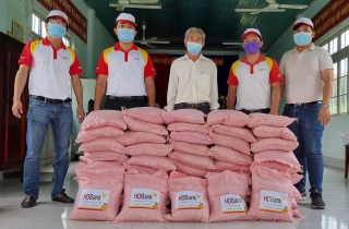 Báo Tây Ninh - Chi nhánh Ngân hàng HD Tây Ninh: Trao 3 tấn gạo cho người dân khó khăn