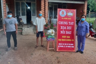 Xã Phước Ninh (Dương Minh Châu): Tặng quà cho nạn nhân chất độc da cam