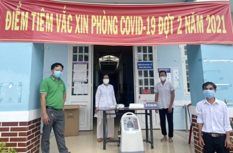 Một doanh nghiệp tặng 2 máy trợ thở oxy cho Trạm Y tế xã Tân Bình và Thạnh Tân