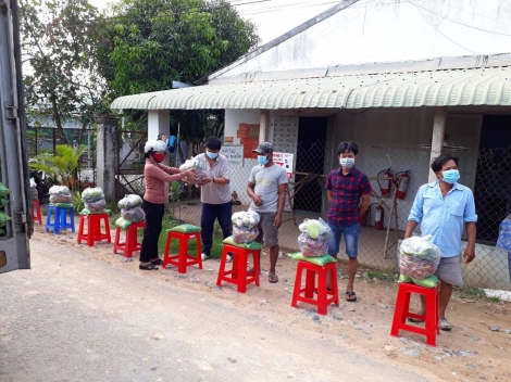 Hội Nông dân xã Phước Đông (huyện Gò Dầu): Tích cực vận động hỗ trợ những hộ khó khăn do dịch bệnh