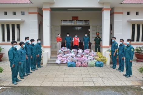 Hội Chữ thập đỏ huyện Tân Châu tặng quà lực lượng phòng, chống Covid-19 trên 300 triệu đồng
